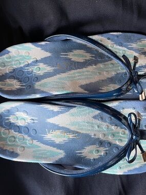 Vionic Blue Patterned Women’s Bow Flip Flop Sandals